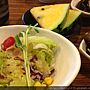 套餐附贈沙拉，水果，小菜，雞塊，冰淇淋，麥茶