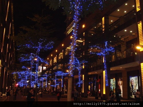 2011年10月14日信義區新光三越街景