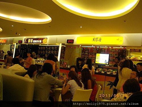2011年06月18日台北車站二樓微風美食街